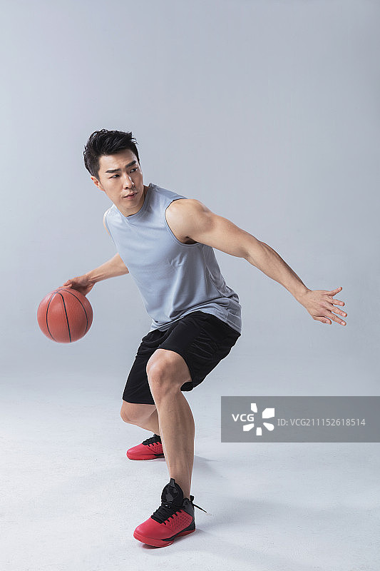 年轻的运动员在打篮球图片素材