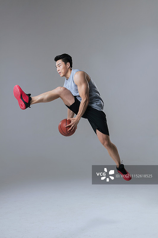 年轻的运动员在打篮球图片素材