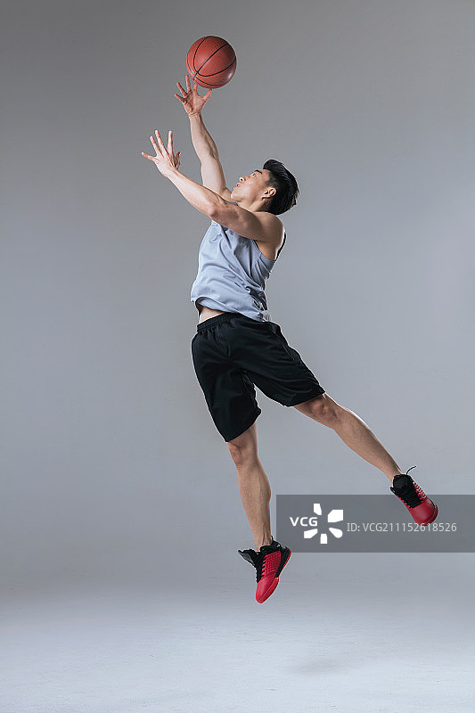 年轻的运动员在打篮球图片素材