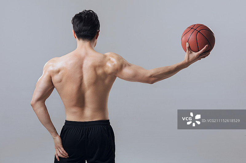 年轻的运动员在打篮球图片素材