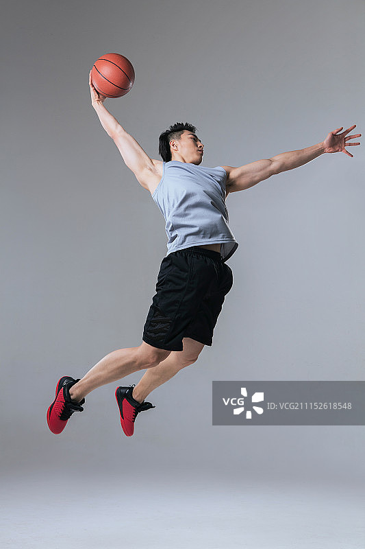 年轻的运动员在打篮球图片素材