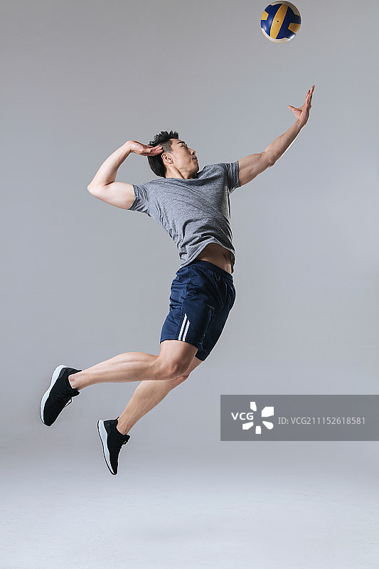 正在打排球的年轻男性运动员图片素材