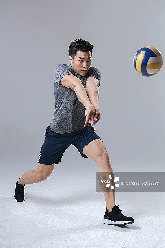 正在打排球的年轻男性运动员图片素材