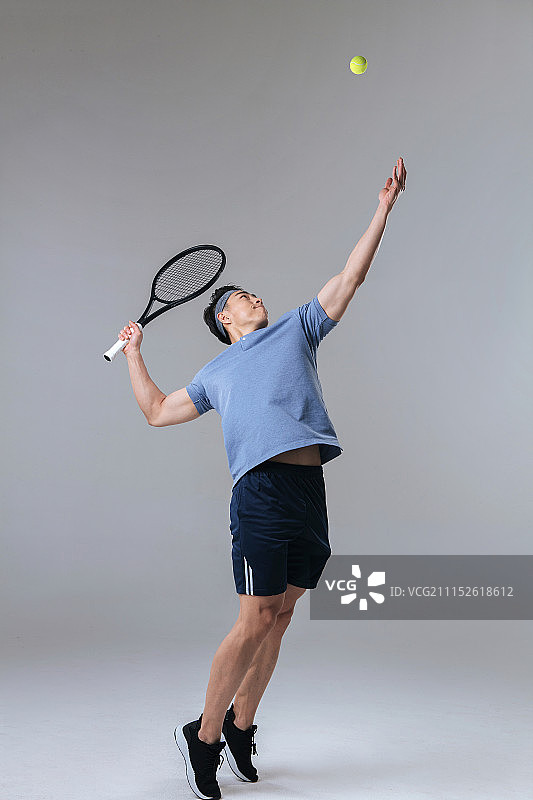 正在打网球的年轻运动员图片素材