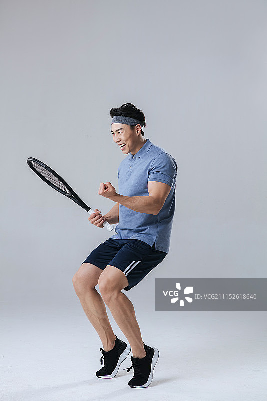 正在打网球的年轻运动员图片素材