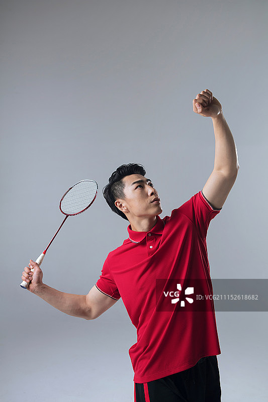 正在打羽毛球的年轻运动员图片素材