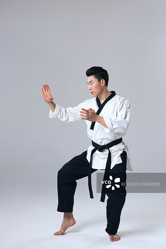 正在练习跆拳道的年轻运动员图片素材