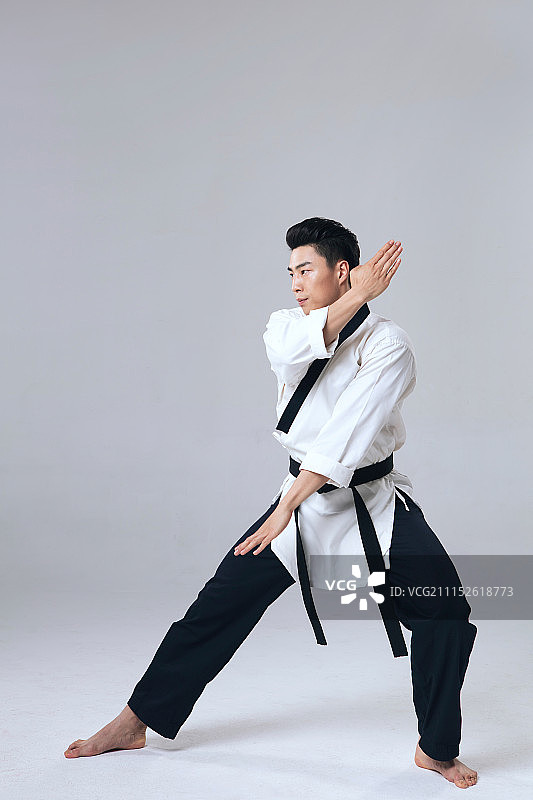 正在练习跆拳道的年轻运动员图片素材