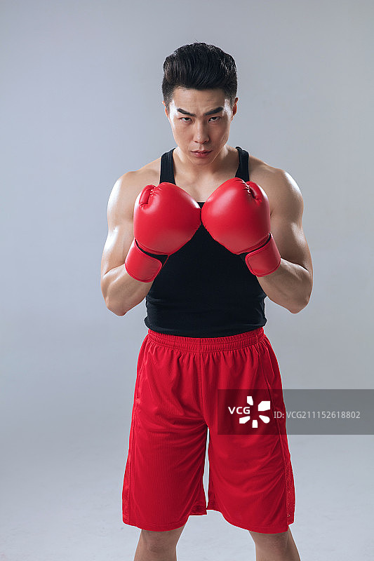 正在练习拳击的年轻男性图片素材