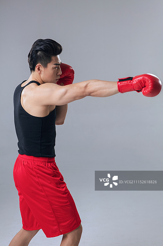 正在练习拳击的年轻男性图片素材