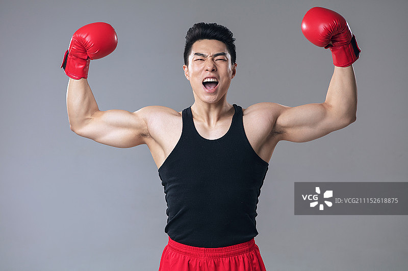 正在练习拳击的年轻男性图片素材