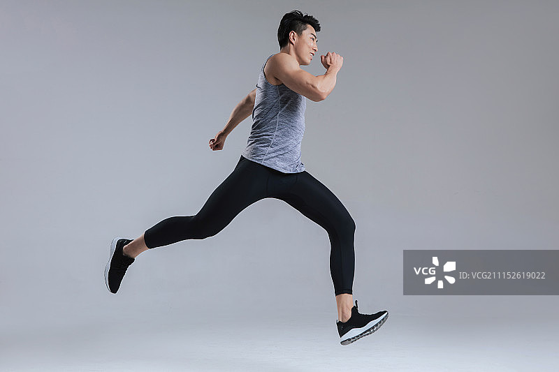 正在训练的田径运动员图片素材