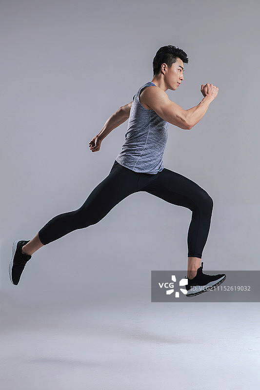 正在训练的田径运动员图片素材