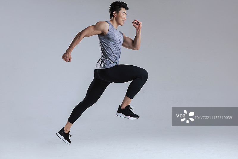 正在训练的田径运动员图片素材