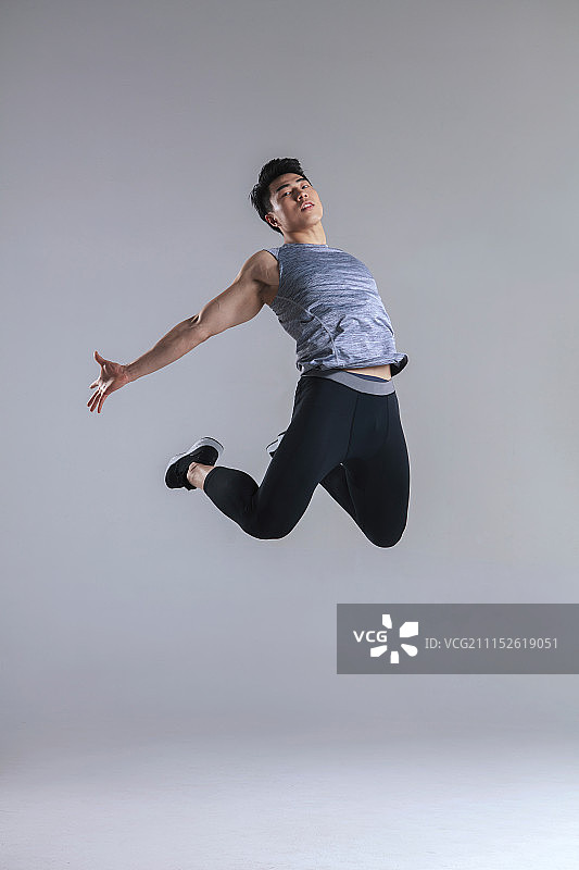 跳跃的年轻男性图片素材