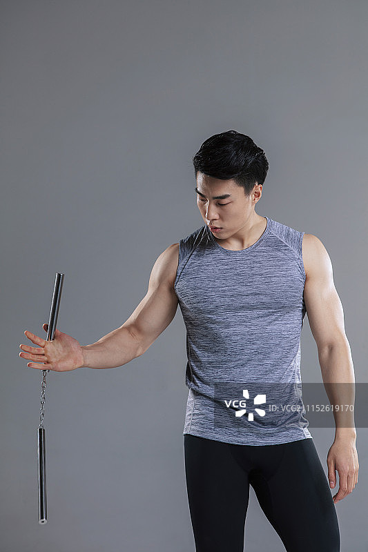 练习武术的年轻男士图片素材