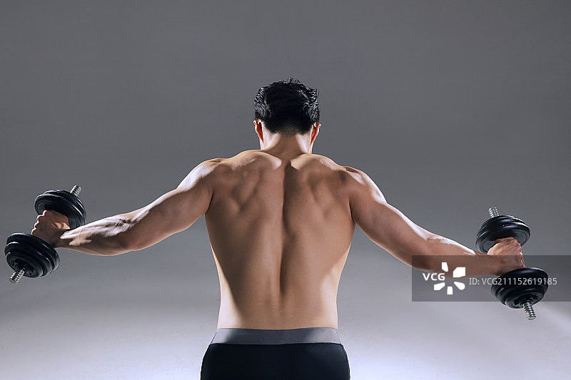 做锻炼的年轻男士图片素材