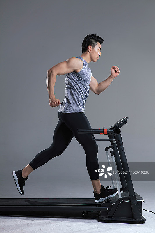 在跑步机上跑步的年轻男士图片素材