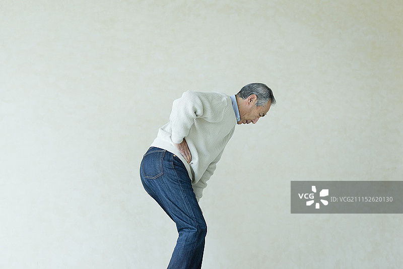 背痛的年长男人图片素材