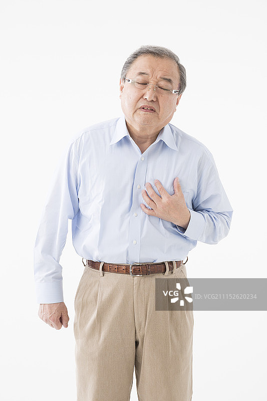胸口疼痛的年长男人图片素材