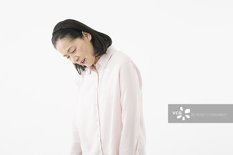 低着头的年长妇女图片素材