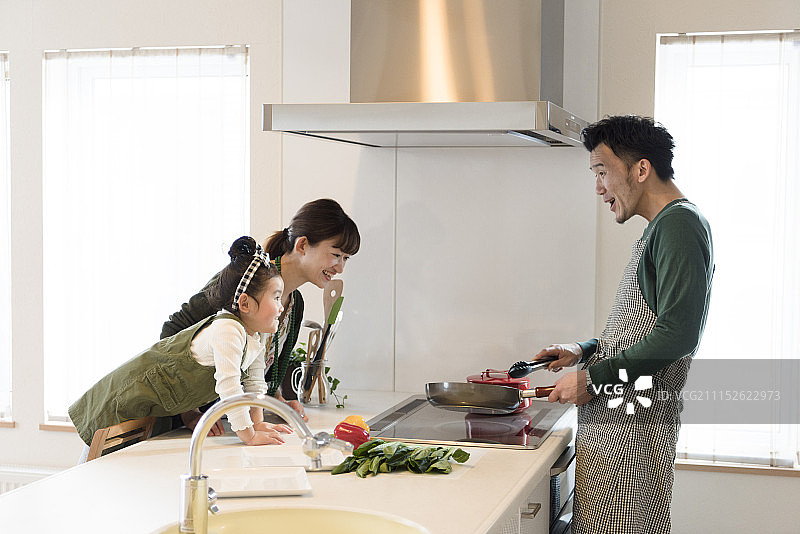 父亲为家人做饭图片素材