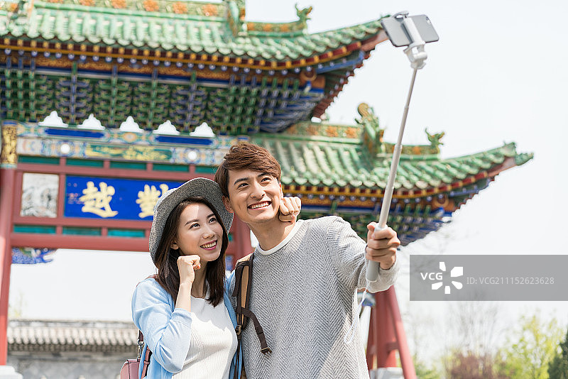 年轻情侣旅游自拍图片素材