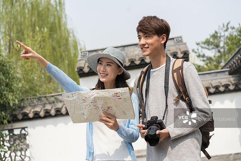 年轻情侣旅游图片素材