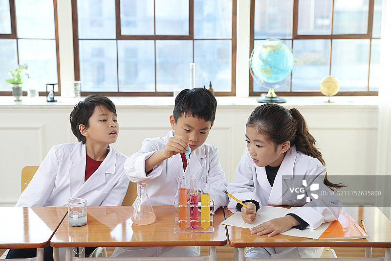 孩子们快乐地学习教育知识概念：孩子们正在学习小组学习、VR、科学、实践教育和学校教育图片素材