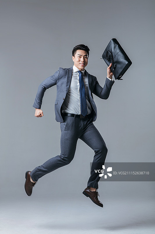 穿着西装的年轻商人图片素材