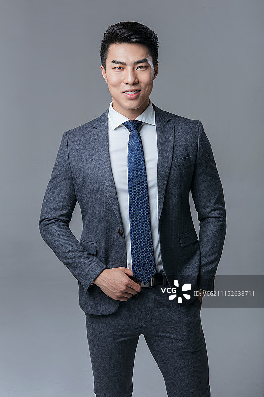 穿着西装的年轻商人图片素材