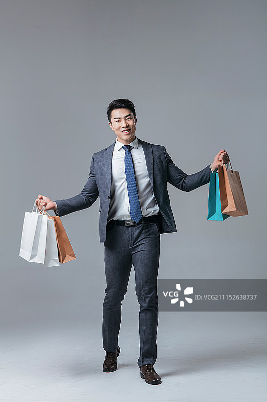 正在购物的时尚男青年图片素材