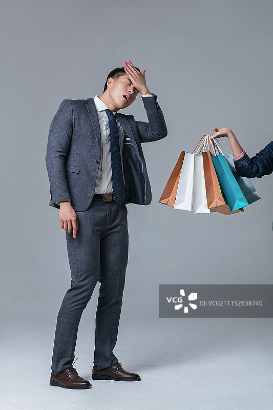 正在购物的时尚男青年图片素材