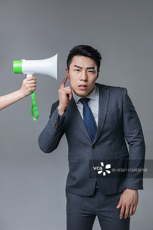 认真听得年轻男士图片素材