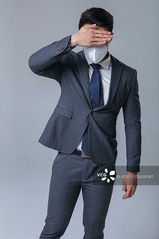戴着口罩的青年男士图片素材