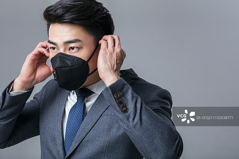 戴着口罩的青年男士图片素材