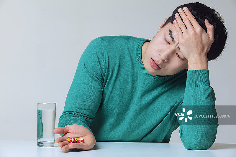 准备吃药的年轻男士图片素材