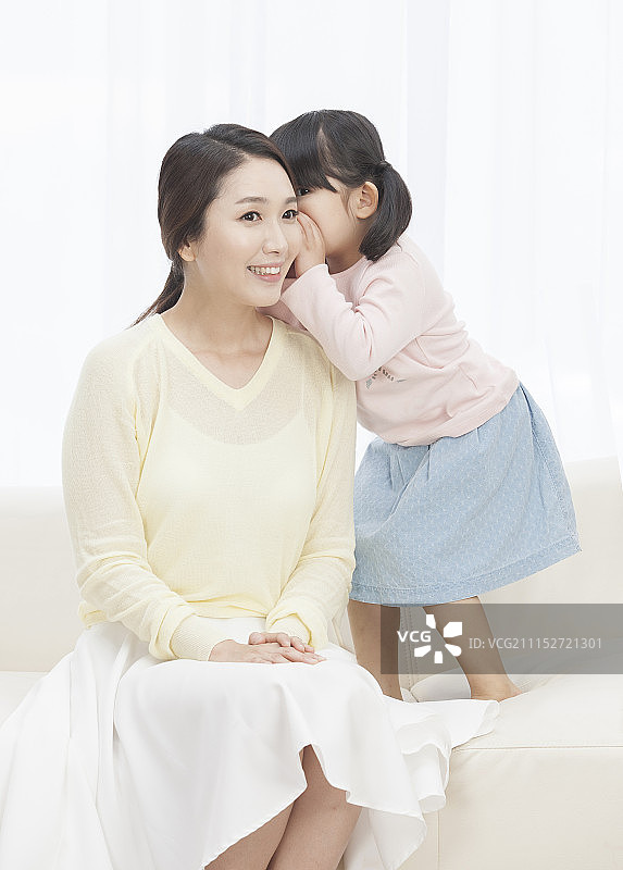 轻声细语的母女图片素材