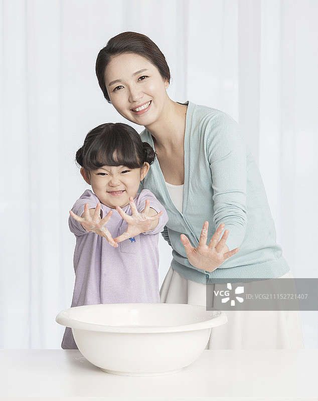 母女清洁双手图片素材