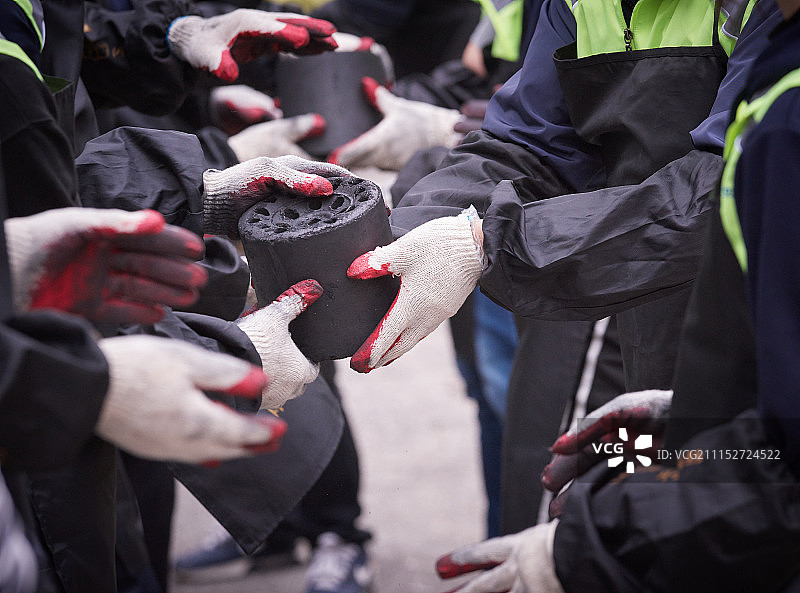 蜂窝煤配送图片素材