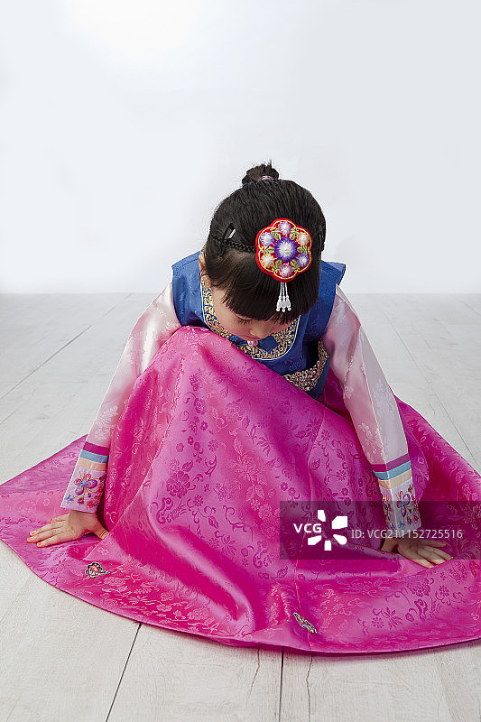 穿着韩服鞠躬的女孩图片素材