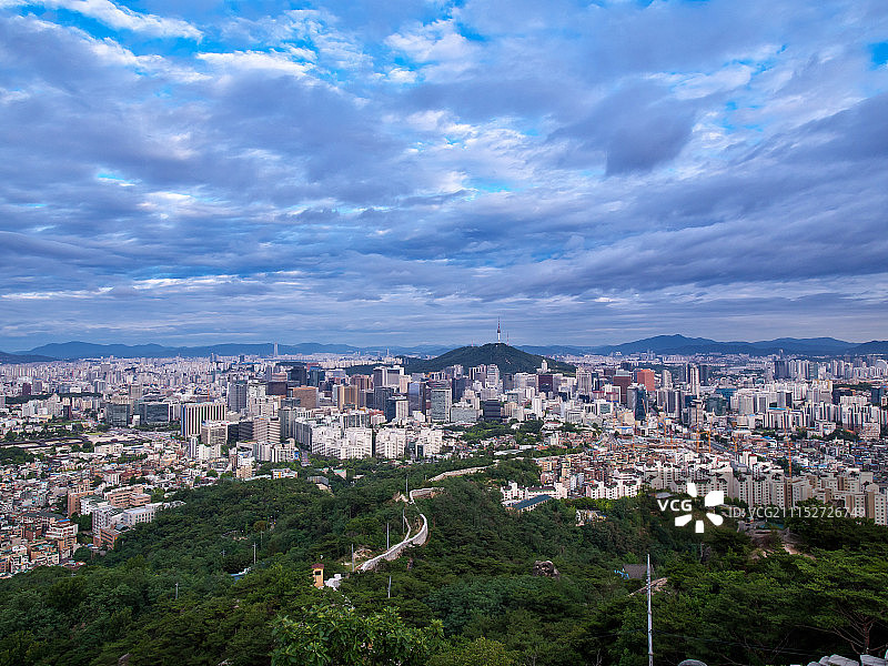 南山周边的云景与城市景观图片素材