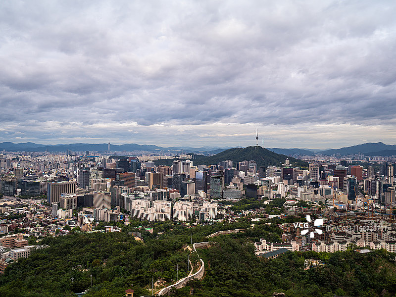 南山周边的云景与城市景观图片素材