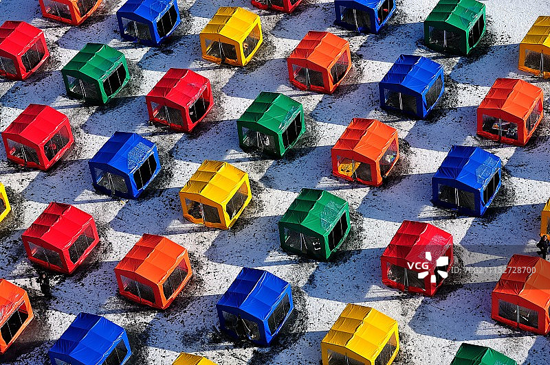 一排彩色帐篷图片素材