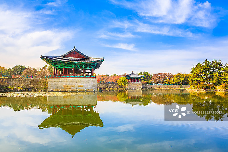 秋季的雁鸭池图片素材