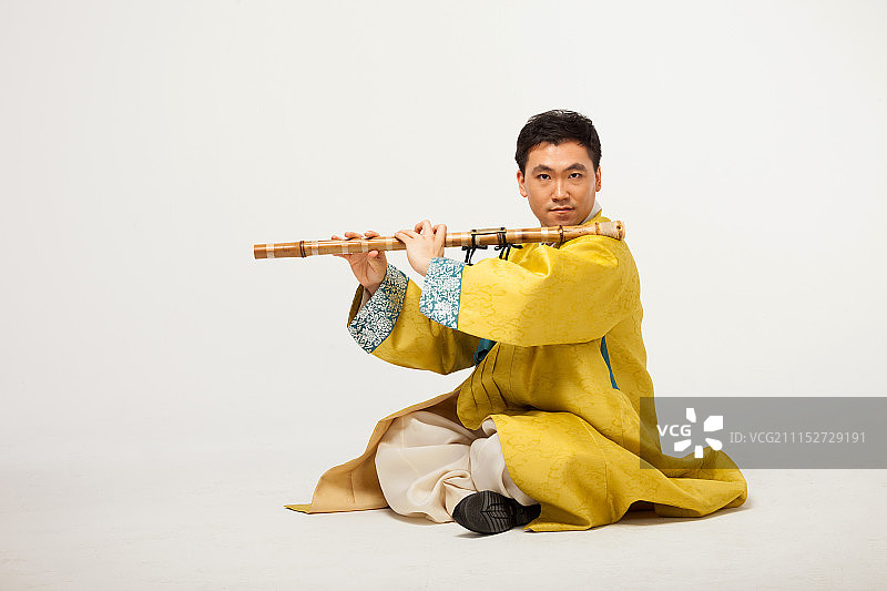 演奏大竹笛的韩国音乐家图片素材