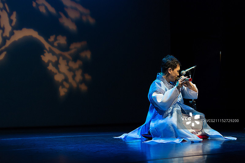 演奏大竹笛的韩国音乐家图片素材