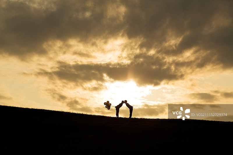 奥林匹克公园情侣剪影图片素材