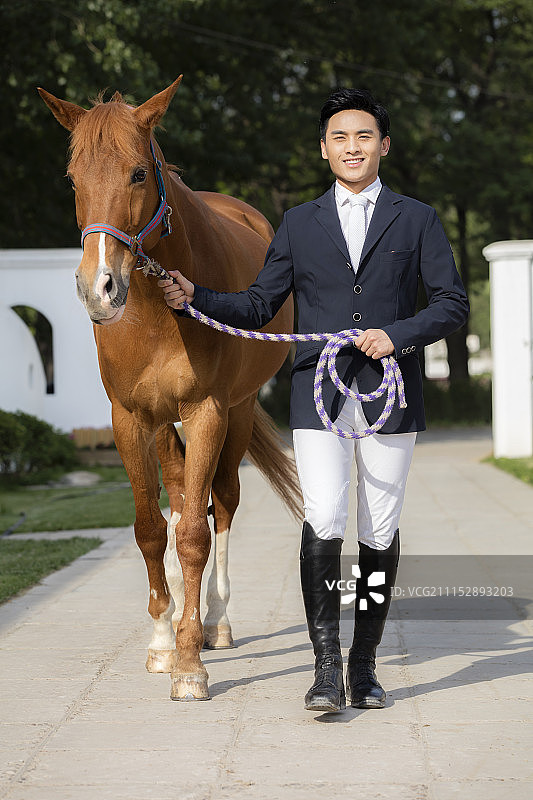 青年男人和马图片素材