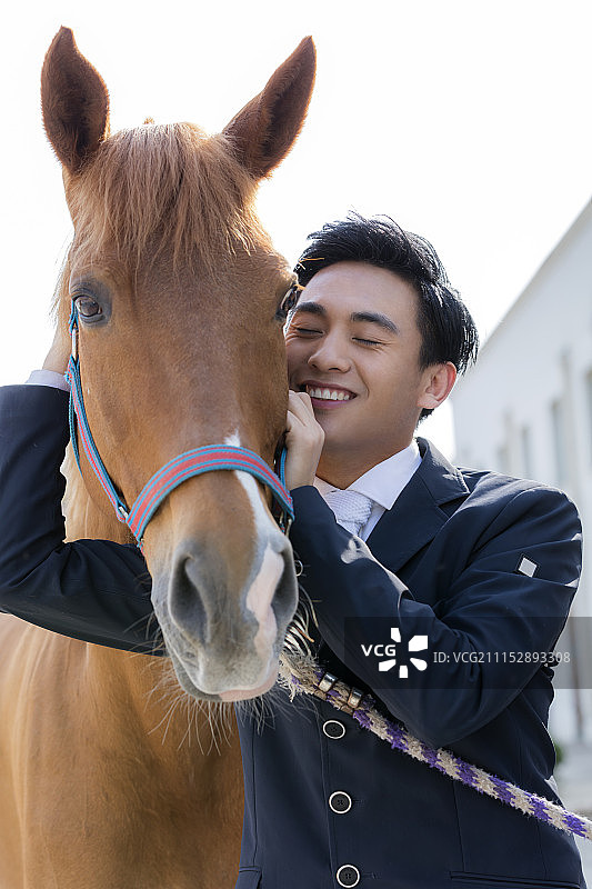 青年男人和马图片素材